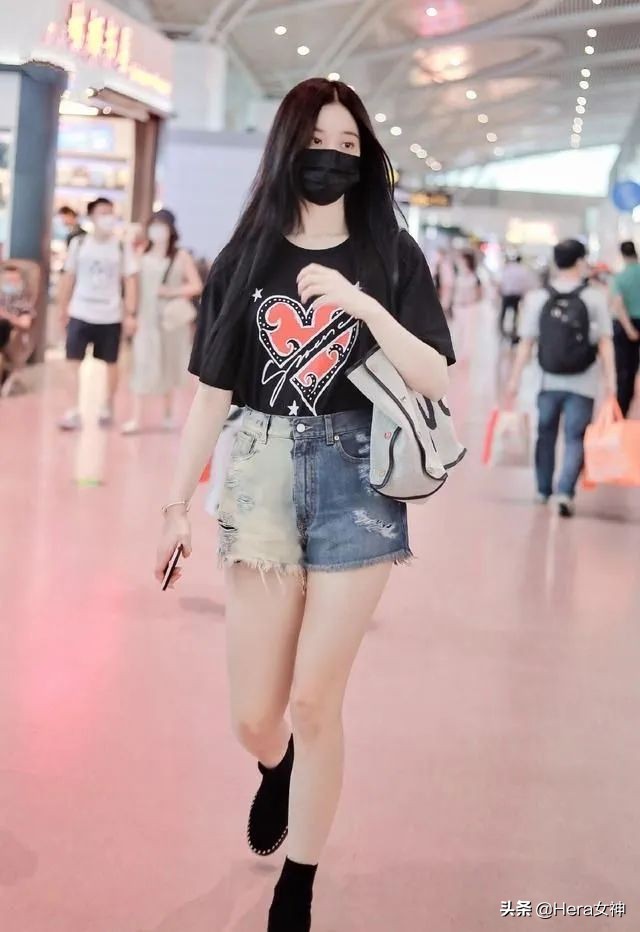 徐艺洋黄子韬最新一期,徐艺洋近日机场穿搭