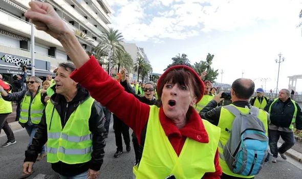 法国28万人*威示***行游**，他们因为油价太贵围堵了总统府？