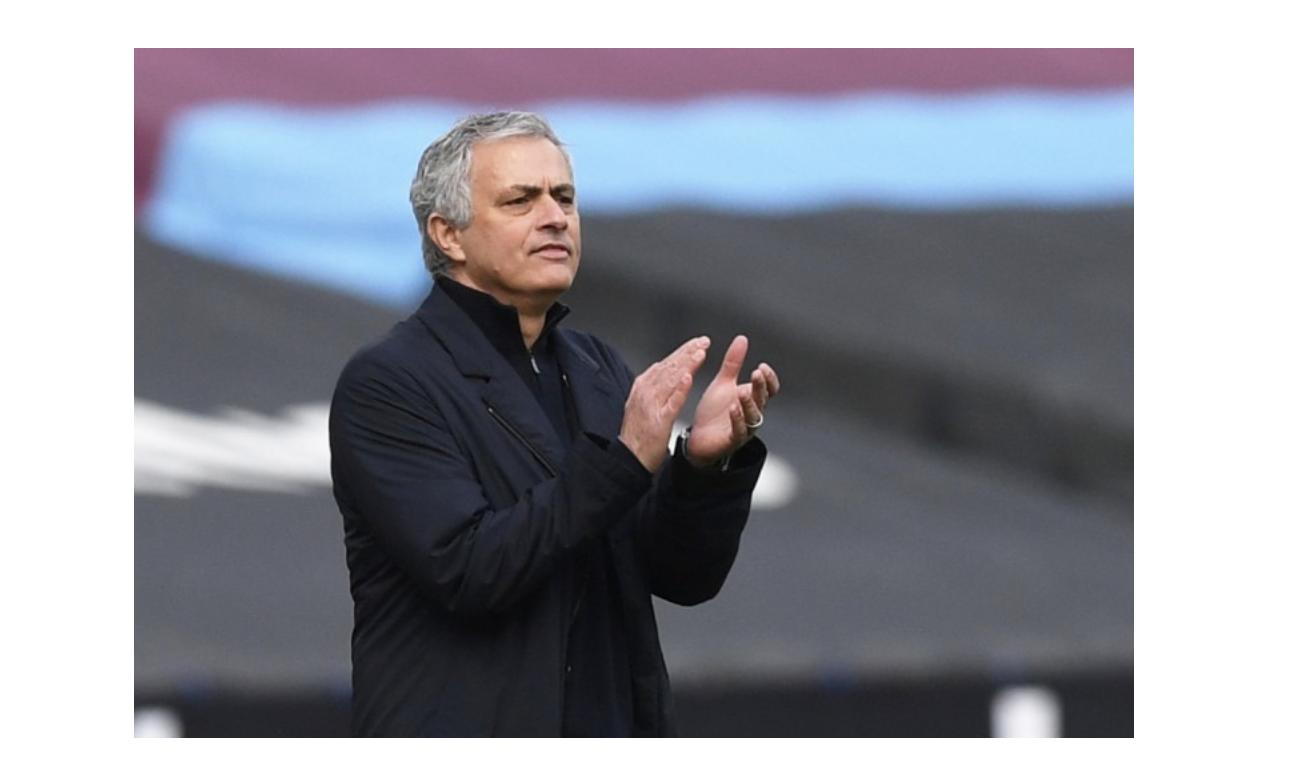 *辱侮**性很大！德转给罗马排901阵型，穆里尼奥只需要一个前锋