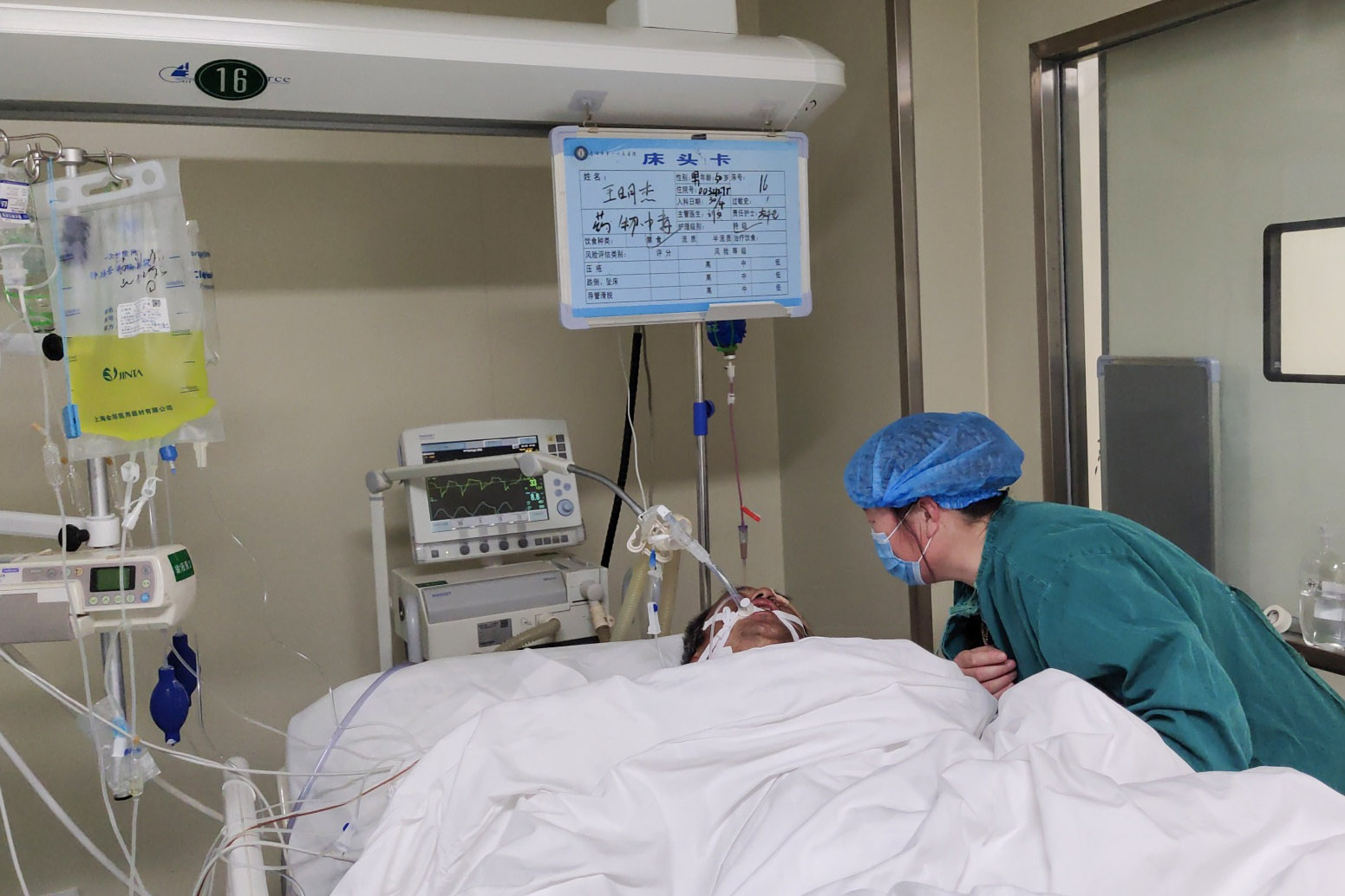 河南一男子因劳累致浑身疼痛，自泡药酒解压，一杯酒下肚后悲剧了