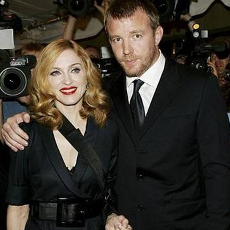 麦当娜与小35岁新男友合照,麦当娜出街视频