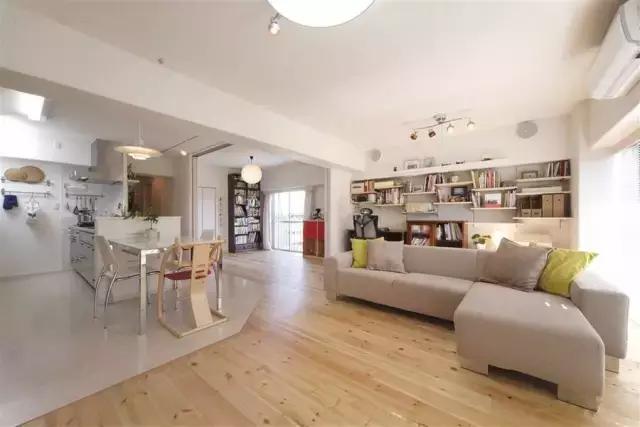 家具摆放风水：沙发不靠墙这样放，有靠山又实用