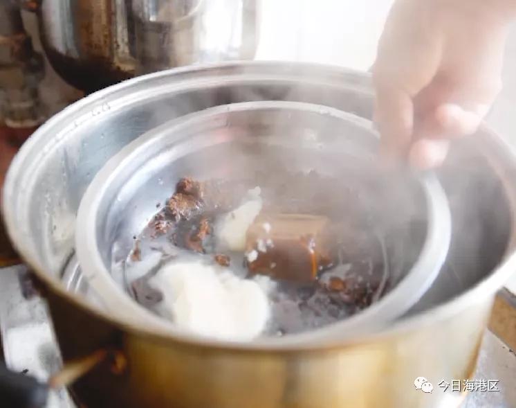 中秋节月圆之时家人团聚吃月饼,月圆人团圆不用等待的团聚更美味