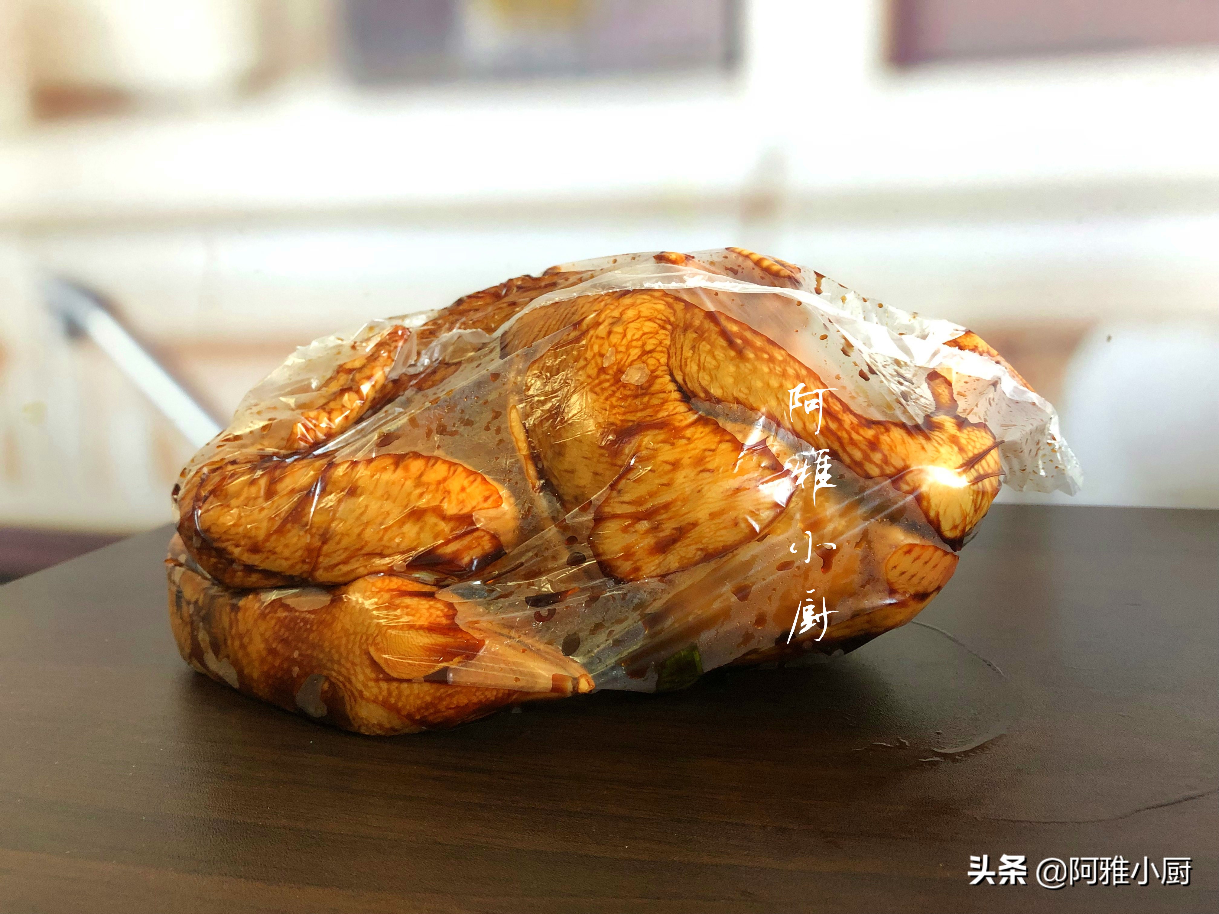 把一整只鸡扔进电饭煲不用一滴水,把一整只鸡直接放电饭煲里