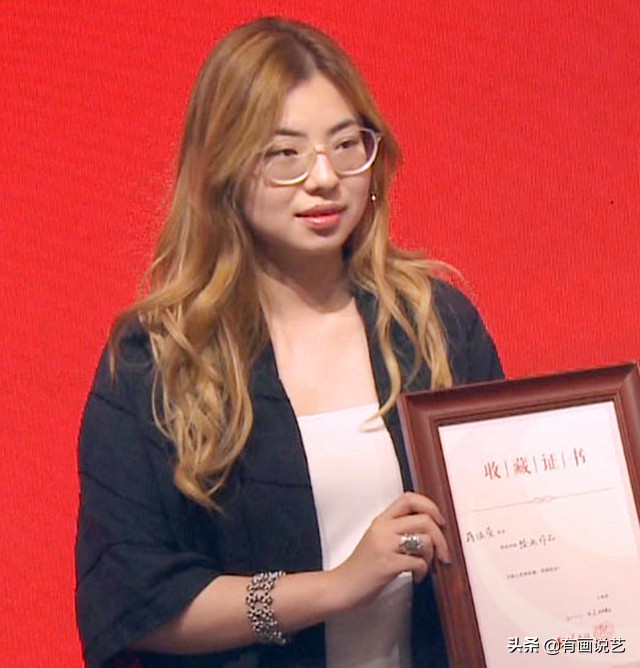 美女画家用人体创作书法，是书法创新，还是“丑书”新高度？