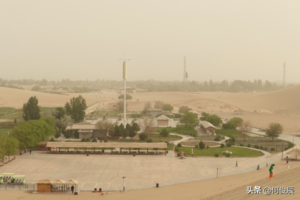 鸣沙山月牙泉堆满了游客,鸣沙山月牙泉景区