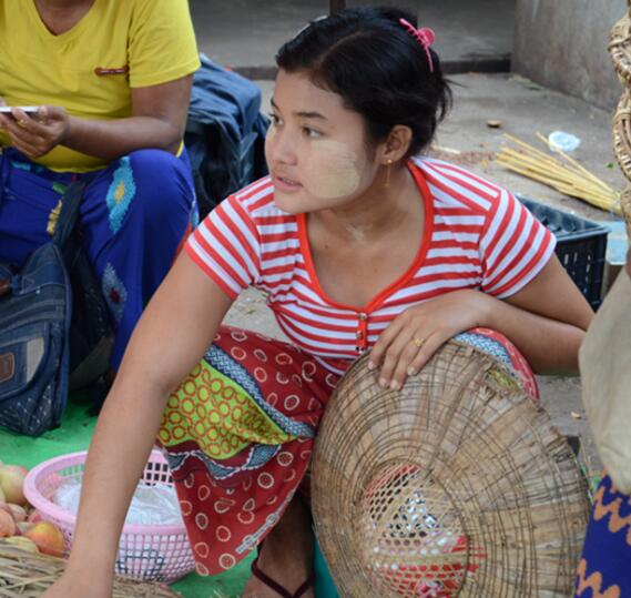 一种可以防晒和美容的锯末粉，缅甸女人男人都爱用