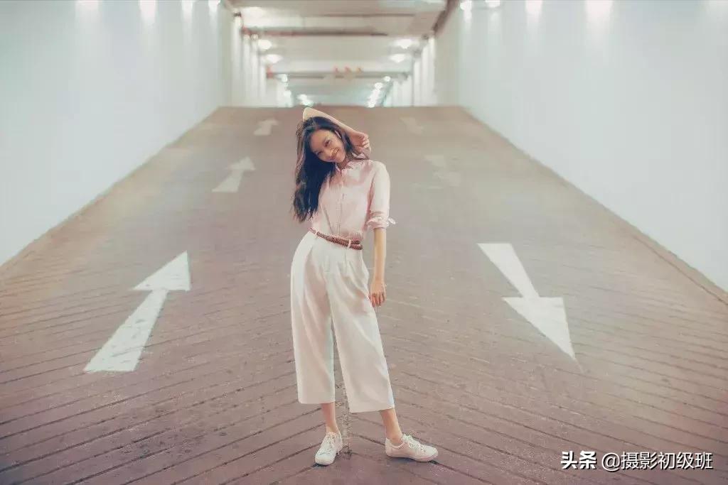 拍照怎么摆姿势更自然,如何拍照姿势不僵硬