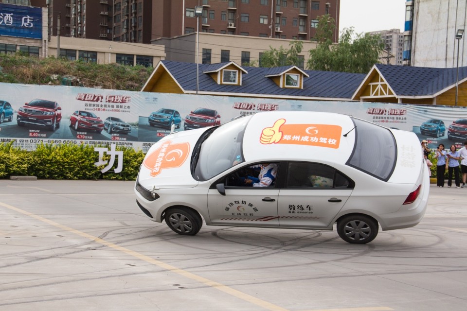 郑州特技飞行表演,郑州成功驾校科目一直播