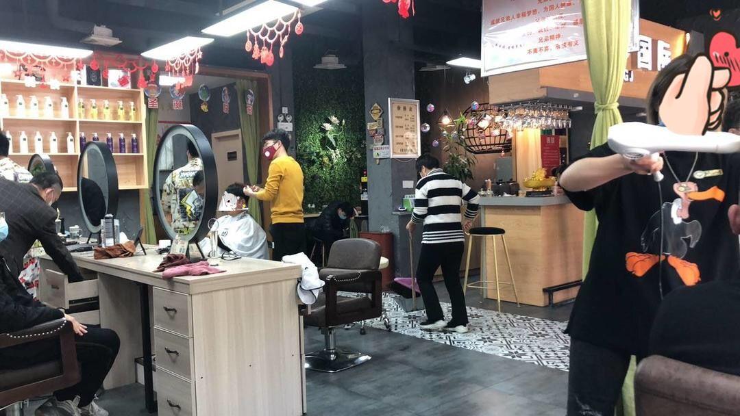 开理发店一年赚五六万,90后小伙学技术开理发店挣大钱