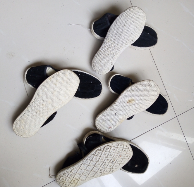 农村做的手工布鞋晒一晒,婆娘做手工布鞋