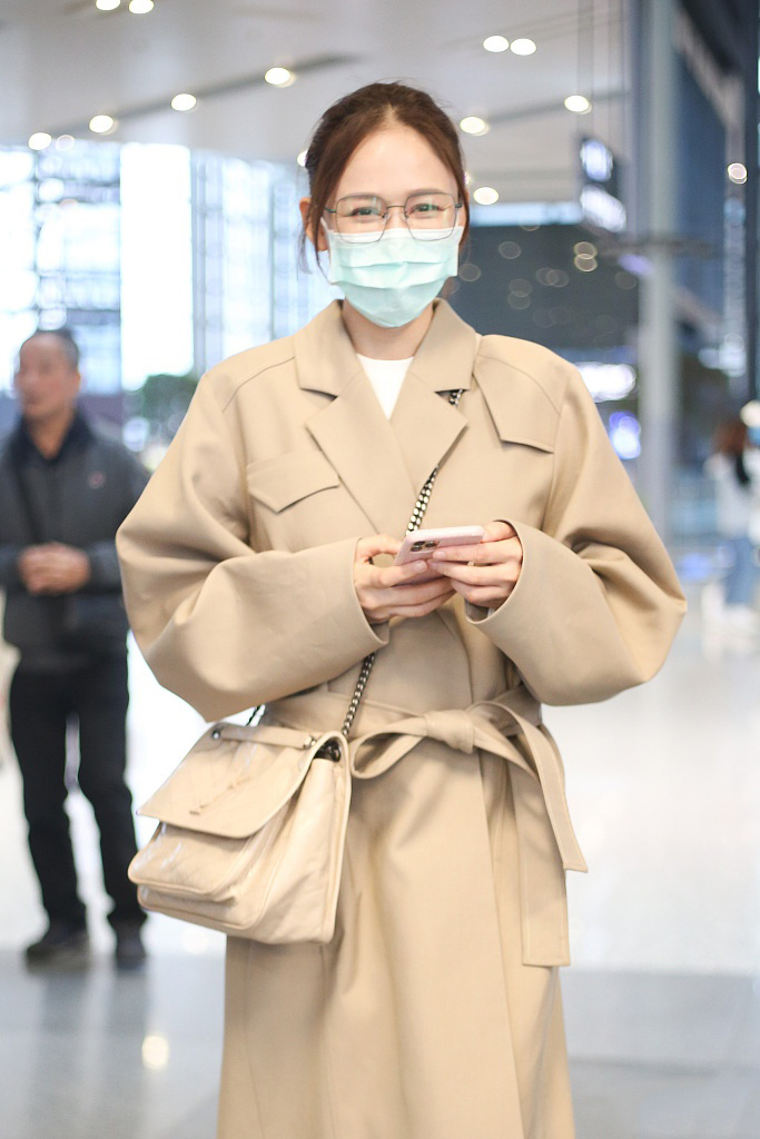 陈乔恩的机场穿搭好抢眼,陈乔恩穿绿色大v礼服走红毯