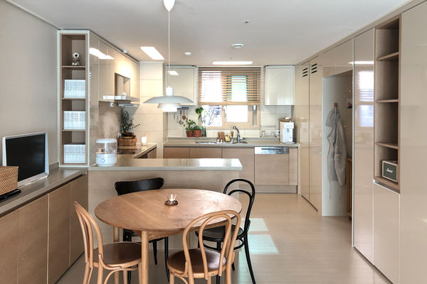 适合一家四口的书房式客厅 (五口之家客厅书房一体设计)