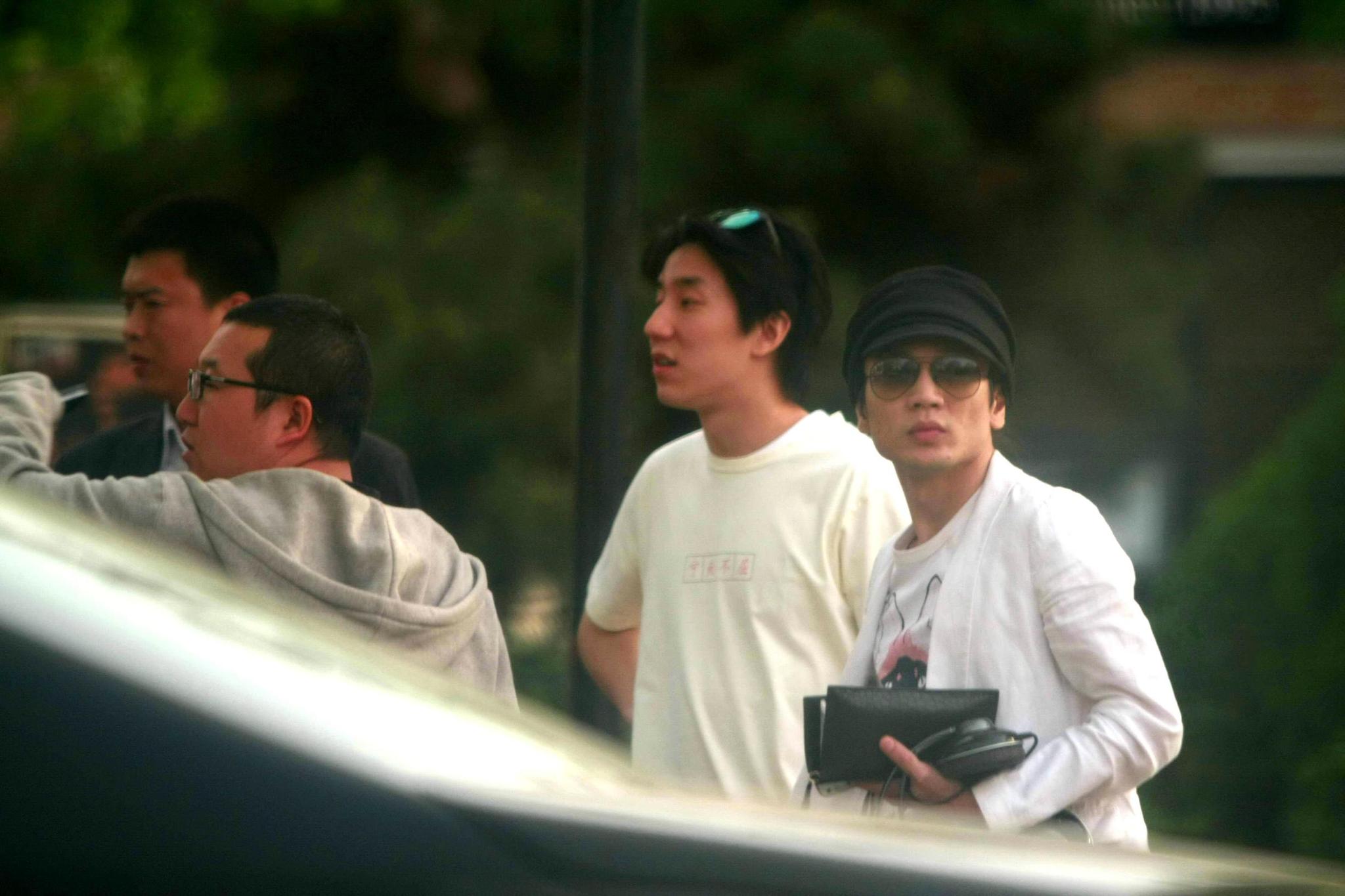 给婆婆洗脚被婆婆脚踢倒,给婆婆洗脚还被打