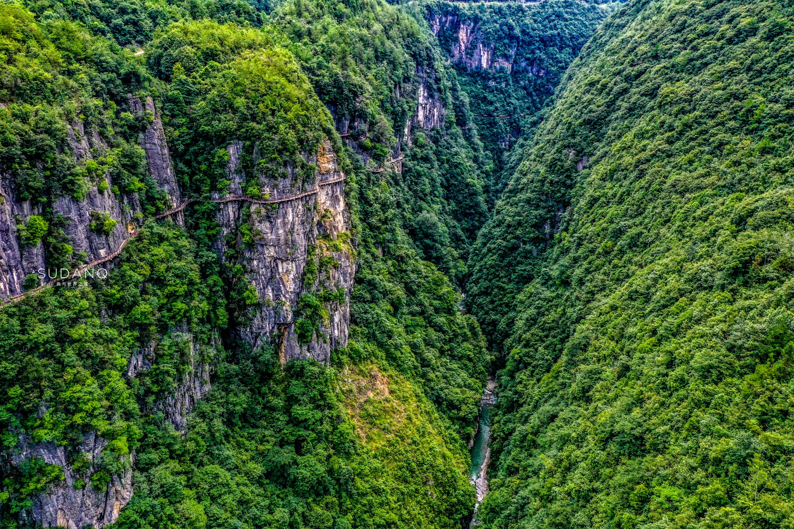 湖北恩施悬崖木屋,恩施最险的挂壁民宿