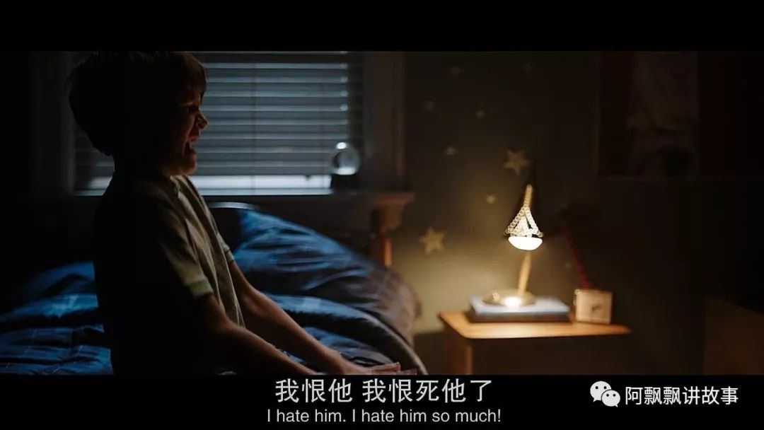 他来了他来了带着快递走来了,他来了他来了戴着墨镜