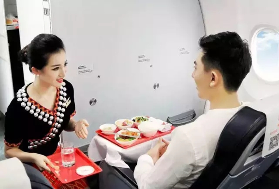 中国国际航空历代空姐制服,瑞丽航空空姐制服