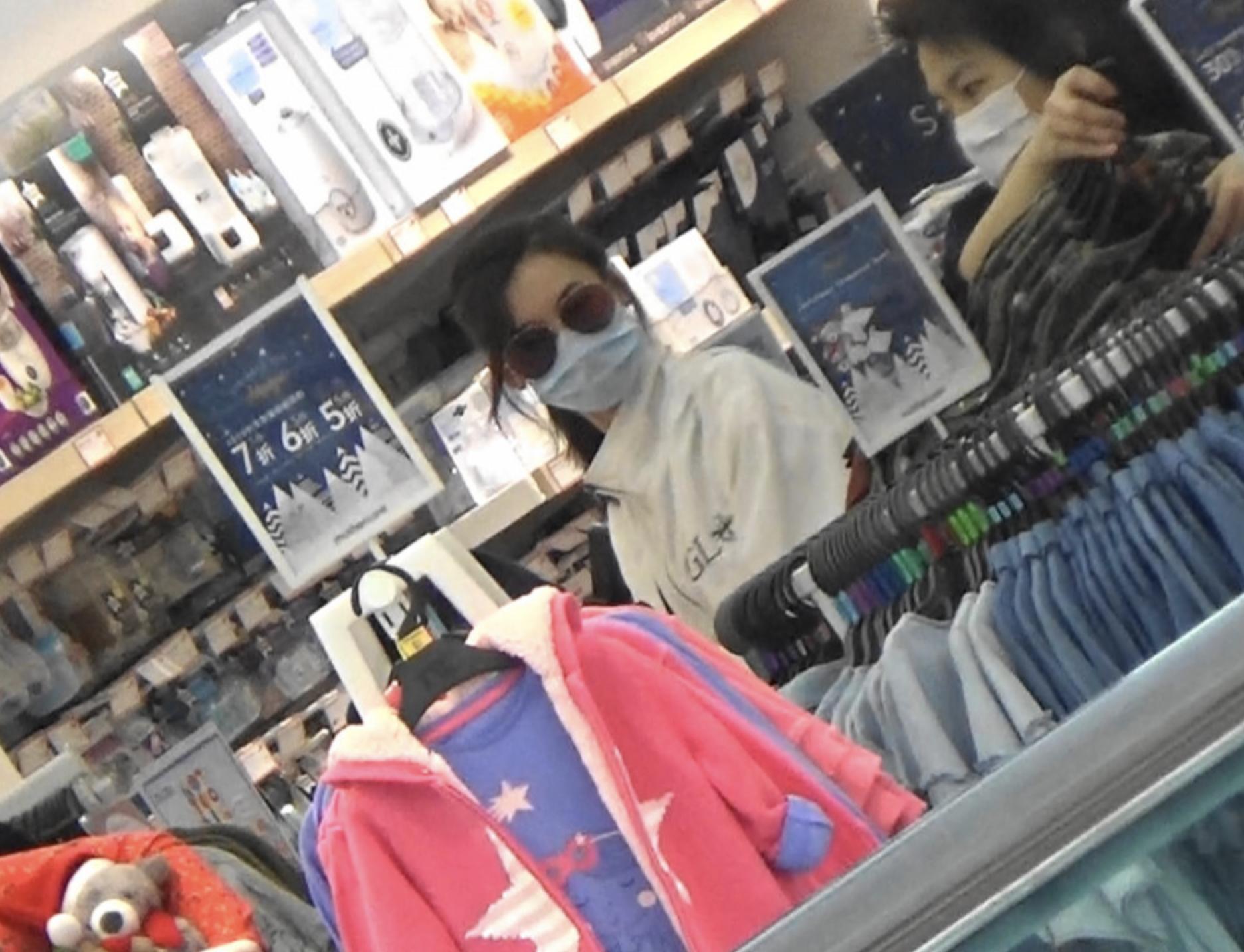 张柏芝为儿子买圣诞礼物，平价购物仅花六百元，满载而归乐在其中