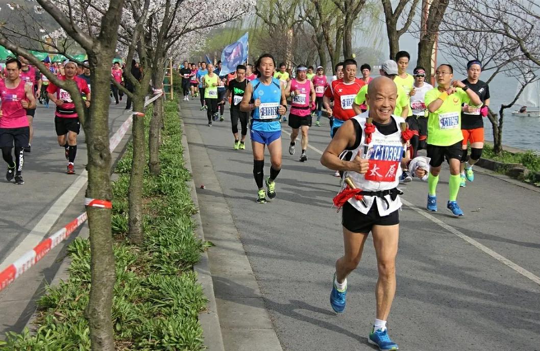 马拉松第一名的腿,马拉松飞毛腿是谁