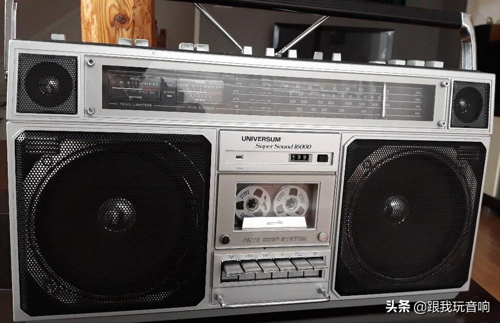 这是一款德国进口UniversumCTR2605便携式音响收音机录音机