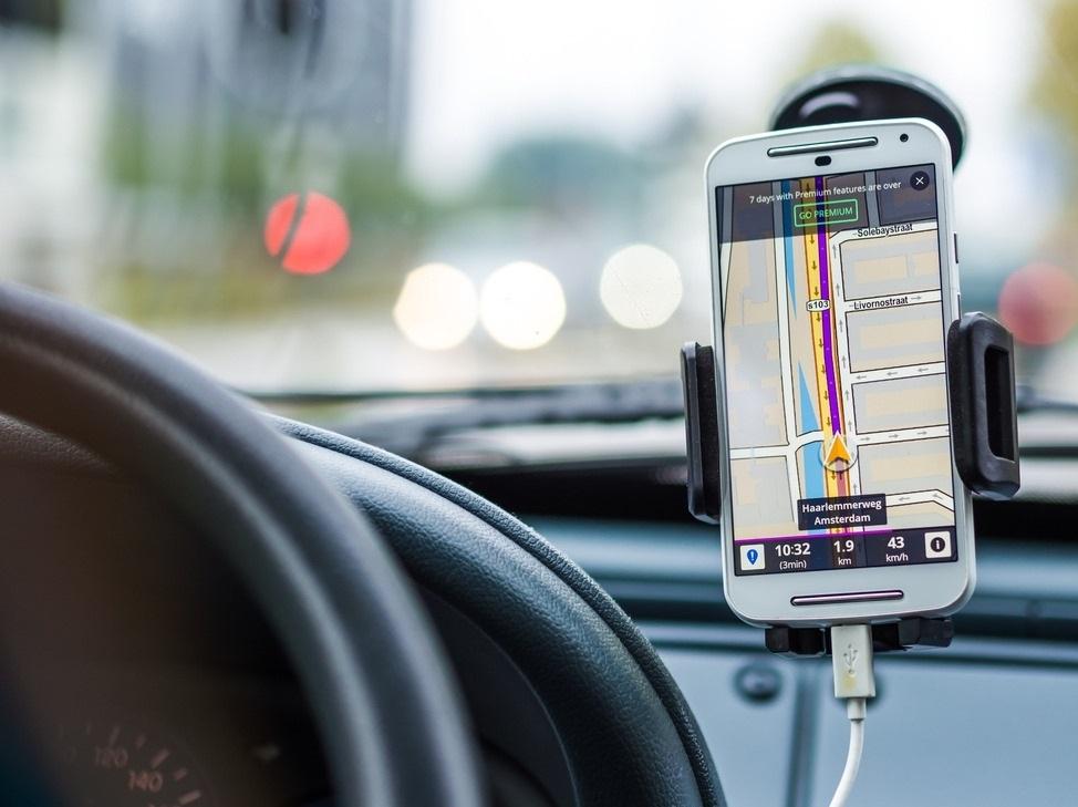 开车手机导航和carplay哪个好用,开车导航用手机还是车机屏好