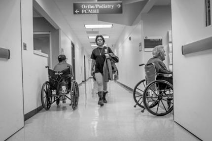 末路狂花:美国退伍女兵饱受*队军**性侵、自杀、*品毒**、抑郁、无家可归困扰