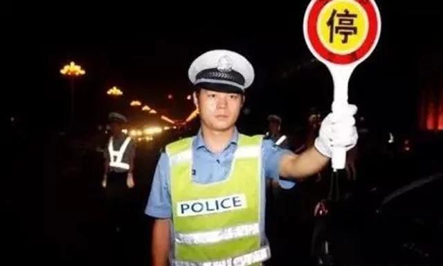 为什么交警一眼能知道有没有驾照,是不是每一个违规交警都会确认