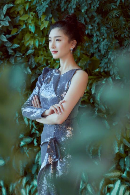 江疏影端庄大方,江疏影偷偷整理礼服