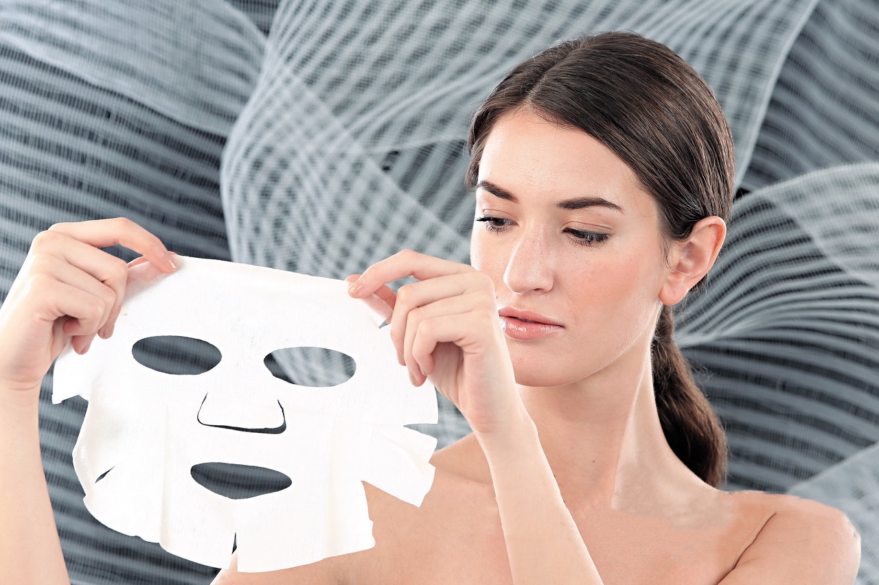 面膜的塑料纸要不要撕下去,贴面膜时上面的塑料纸要先撕掉吗