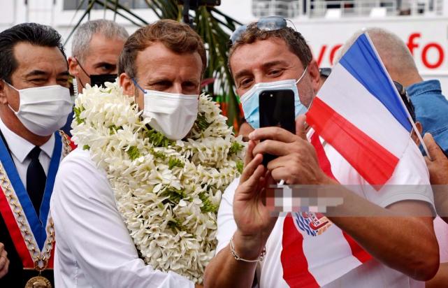 马克龙抱小孩,马克龙戴花环全视频