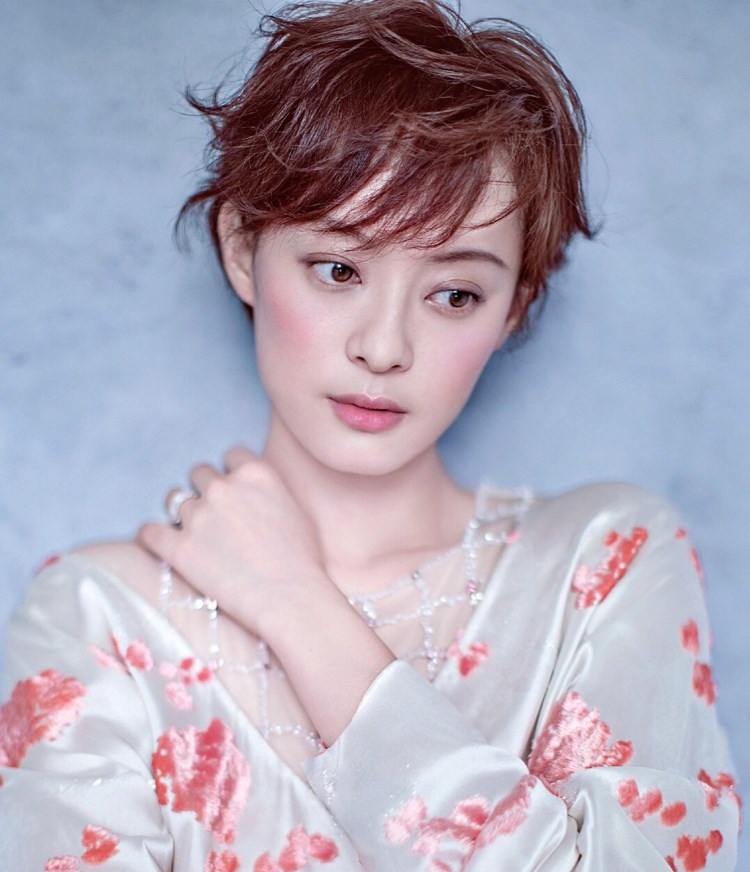 怎么将齐刘海弄成唐嫣那样的刘海,孙俪短发刘海修剪教程