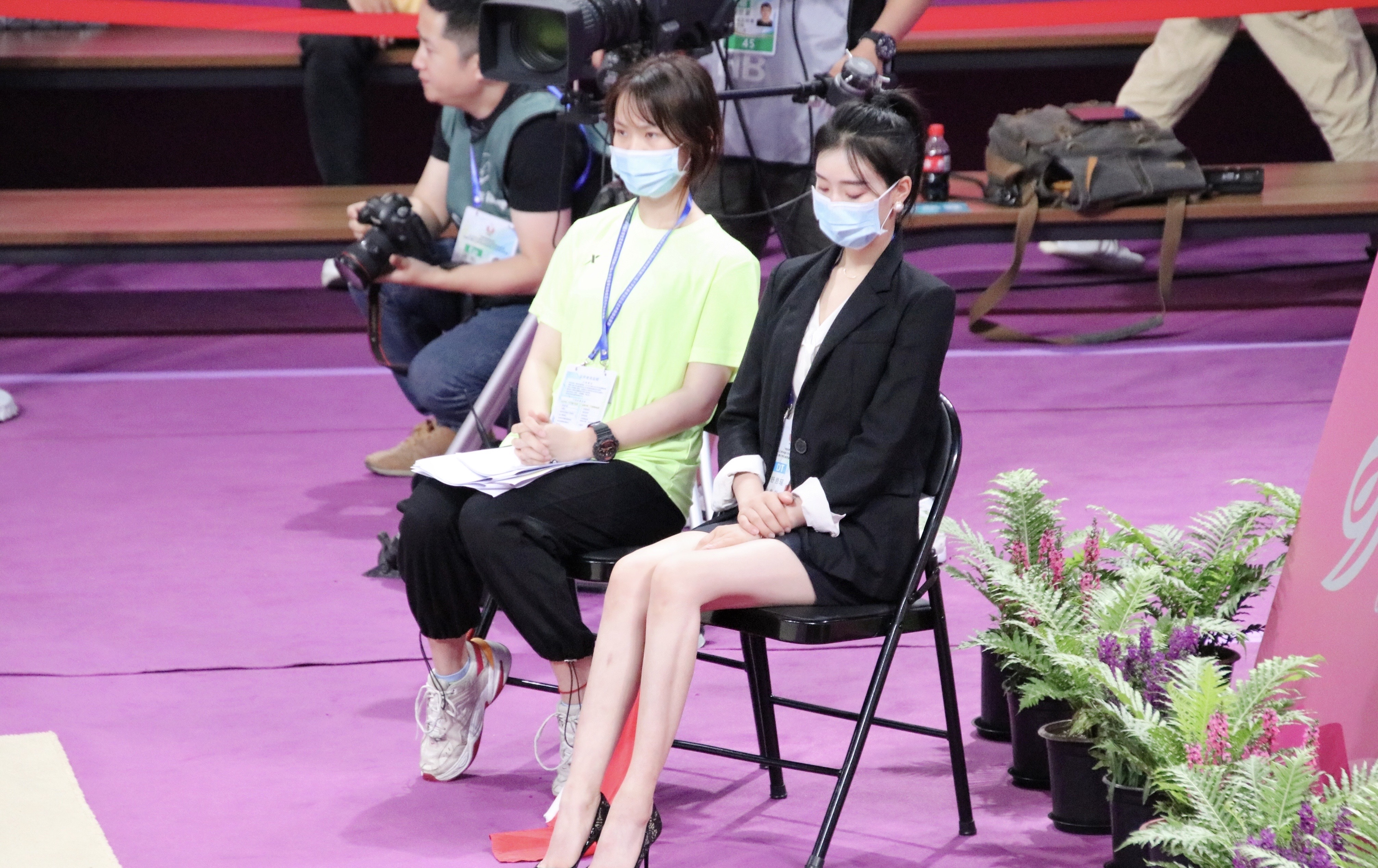 她是艺术体操女神，曾因一字马爆红网络，近日穿超短裙执裁受争议