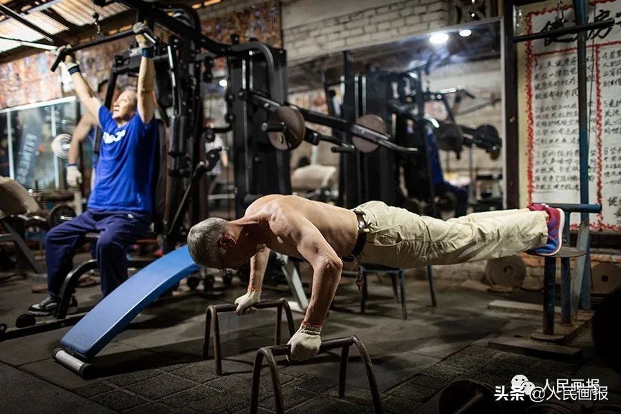 年纪最大超80岁？组图看北京二七机车厂里的“健身大爷们”