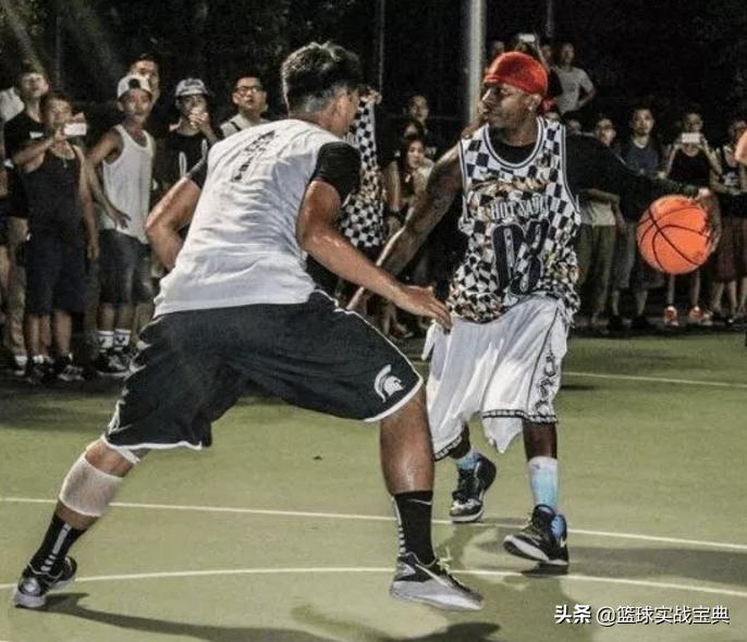 转身过人接篮下虚晃,假突破过人视频