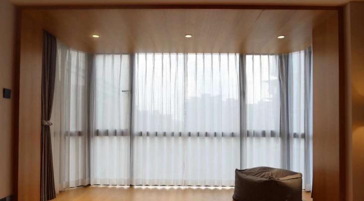 原木色极简家,黑白原木极简风格