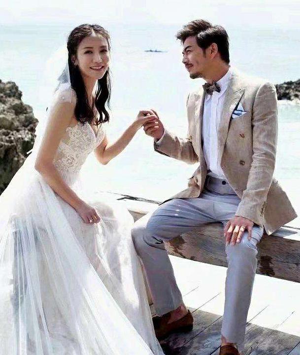 杨烁谈婚姻,杨烁签协议时的视频