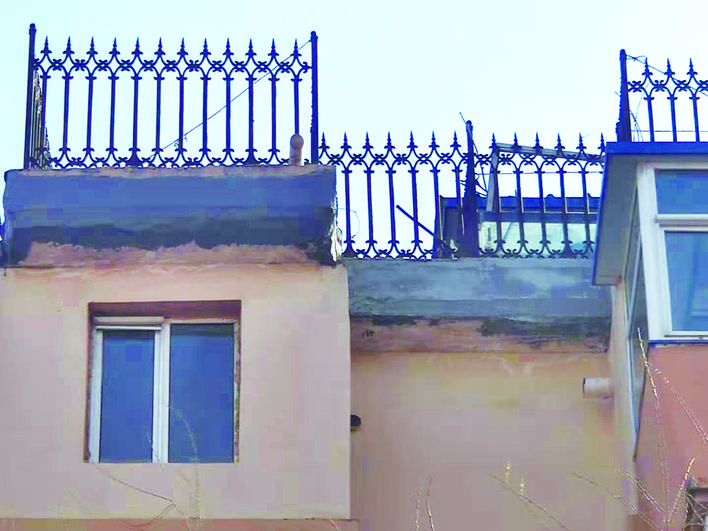 小区楼顶开裂,长春中岳小区最新消息