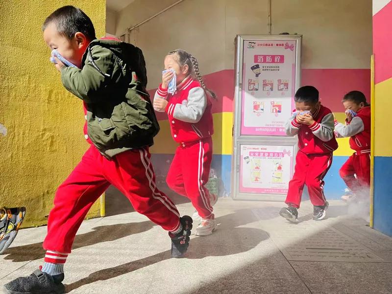 关于119消防的演练视频,119消防宣传日逃生视频