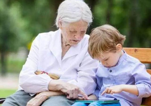 孩子衣来伸手饭来张口视频,如何提高宝宝开口欲望