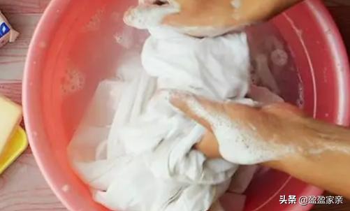 白衣服变黄是什么原因如何清洗,白衣服上的顽固污渍怎么清洗