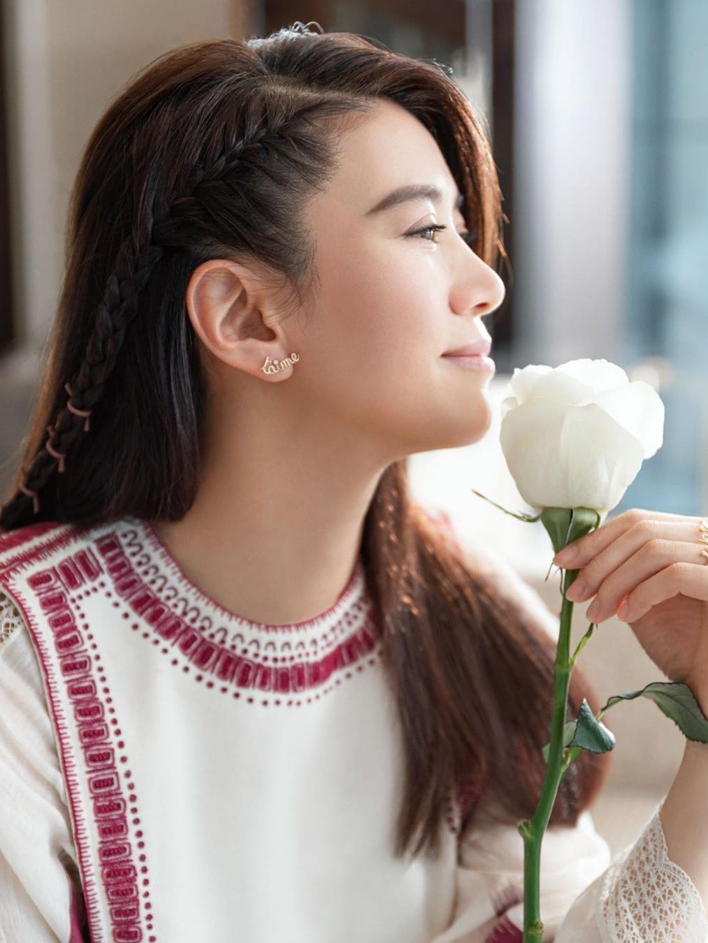 48岁袁咏仪真大胆，穿摩洛哥长裙显气质，意外撞衫baby竟不输？