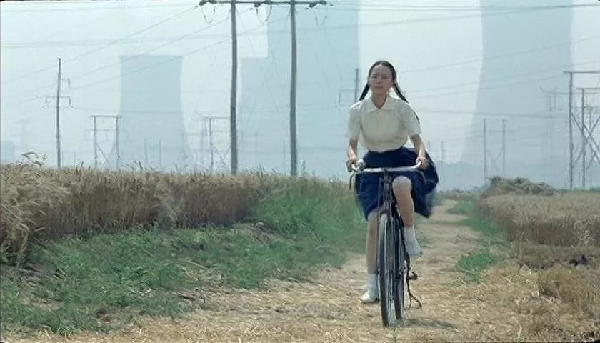 地位与张艺谋不相上下,他第一次做导演,扯掉了理想主义的遮羞布