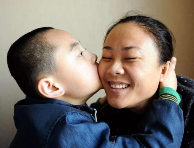 父母向孩子要钱你会怎么做,当孩子向你要钱时家长该怎么做