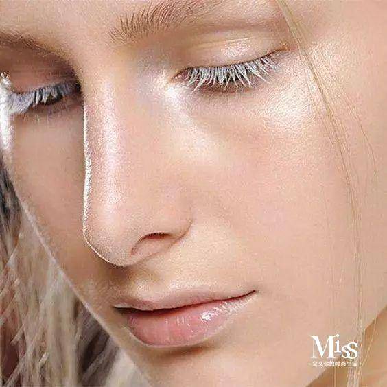 很多品牌推出各种颜色的睫毛膏，却孤零零地躺在专柜里无人问津