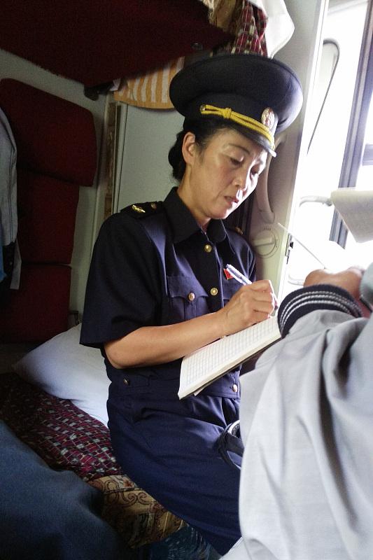 一趟国际列车，靠在北京站，朝鲜乘务员带货忙