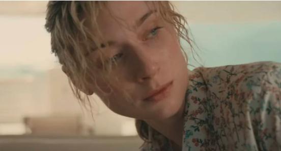 大长腿穿行在时间钳形运动里:高妹伊丽莎白·德比茨基