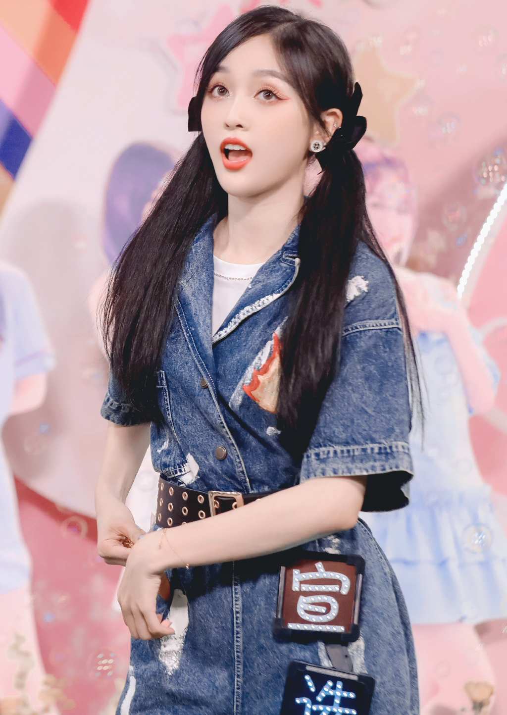 吴宣仪跳舞蝴蝶结短裙,吴宣仪穿粉色西装加粉色短裤