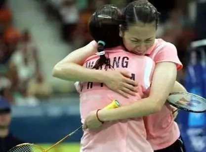 羽毛球杀球总是走不到球后面,打羽毛球老是接不到反手球怎么办