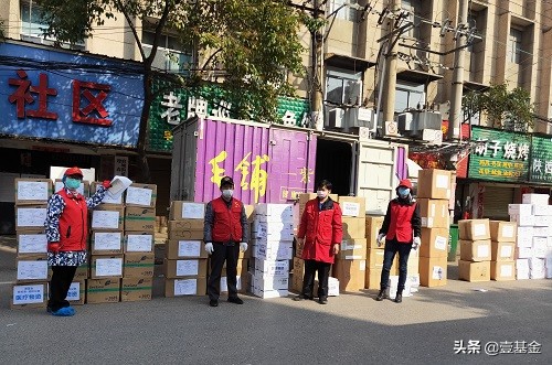 “哥,咱把店里的货送到一线去,尽点心意”一位湖北志愿者的60天