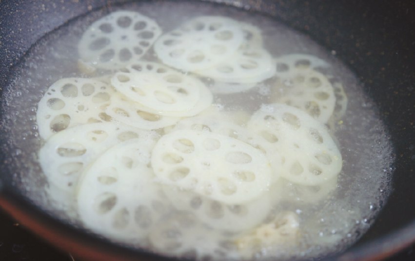 莲藕煲汤怎么样莲藕才不变黑,莲藕炖排骨莲藕变黑